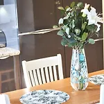 Magical Retreat - Sleeps 6 Apartment