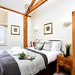 Magical Retreat - Sleeps 6 Apartment