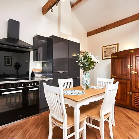 The Magical Abode - Sleeps 6