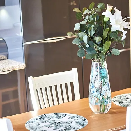 Magical Retreat - Sleeps 6 Apartment